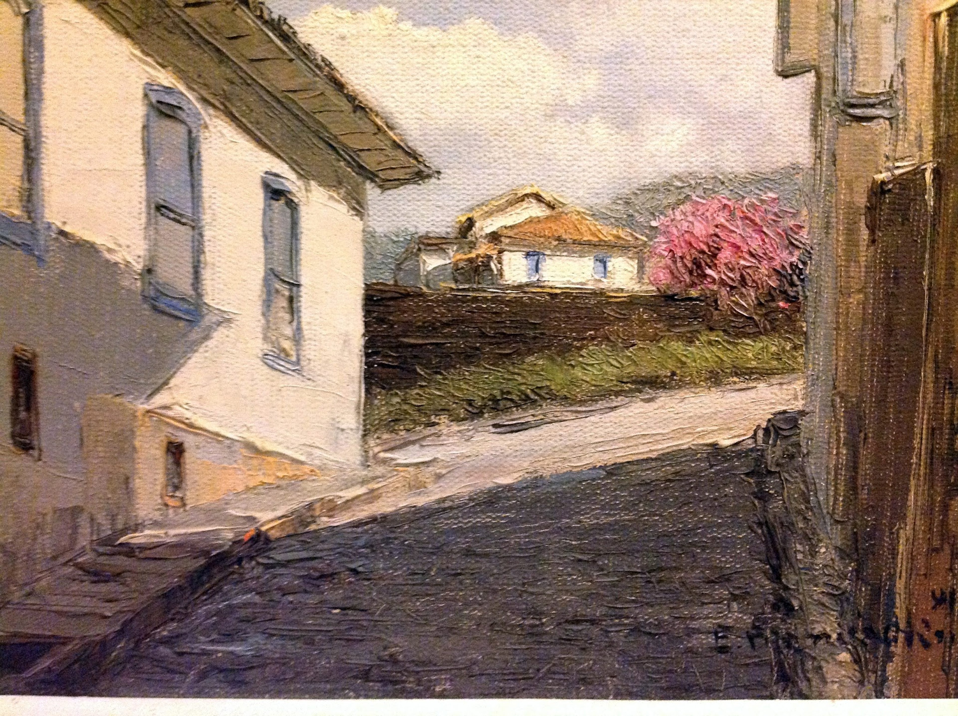Ouro Preto II — Rua em declive entre fachadas antigas e vegetação ao longe.